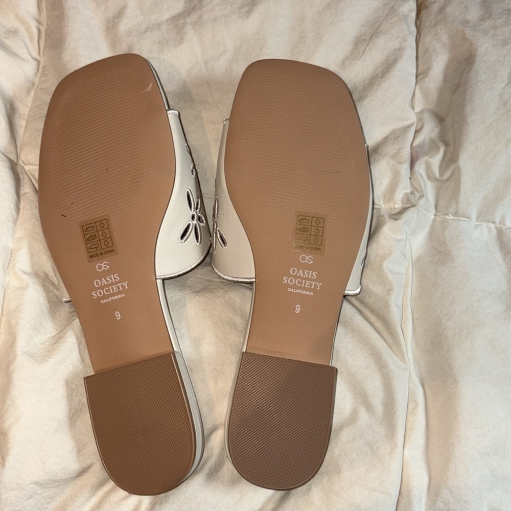 Cream sandals - Picture 2 of 2